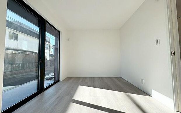 《子供部屋》 ■明るい陽の差す居室。子供部屋にもちょうど良さそうですね。