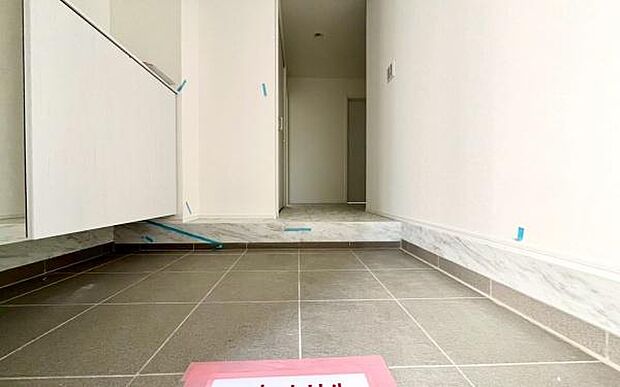 《玄関》■玄関ホールにもゆとりをもった設計ですので第一印象が違います。玄関は家の顔ですので、開放感は大事ですね。