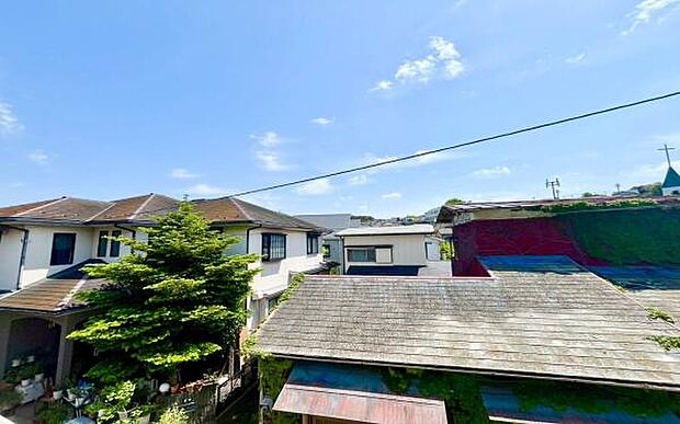 《眺望》 ■目の前には気持ちの良い青空が広がります。前面に建物がないので開放的で開けた空間が望めます。