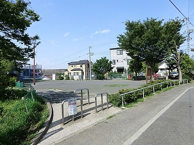 滝頭一丁目公園まで814m、遊具はなく、自転車練習やボール遊びなどが出来る運動広場のみの公園です。ベンチがあります。
