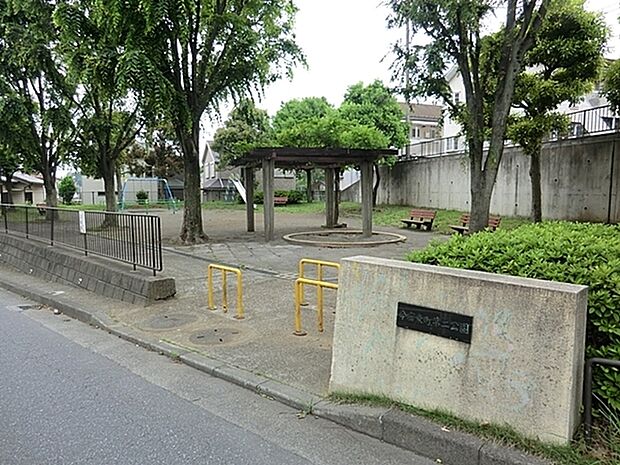 今宿東町第二公園まで879m、バス停「今宿中学校前」から徒歩1分。公園の中央には藤棚があり見ごろには楽しめます。
