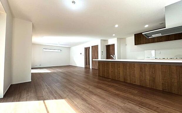 《リビングダイニング》　■落ち着いた雰囲気で、大人の気品漂うＬＤＫ。オープンキッチンからは家族へも視線が届きやすく、家事をしながらでも、楽しく団らんのひとときを過ごせそうです。