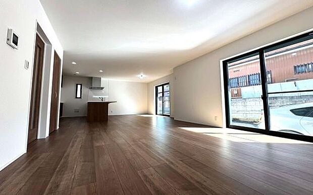 《リビングダイニング》　■上質な時間を育む暮らしのメインステージ。寛ぎとご家族とのコミュニケーションを育む居心地のよい場所。この明るい空間は家族に安らぎを与えて、落ち着いた心地よい空間になるでしょう。