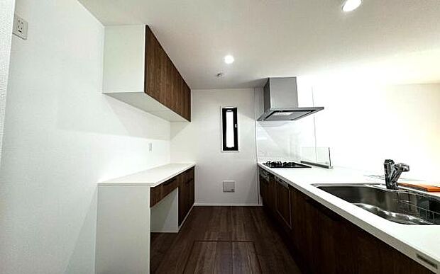 《システムキッチン》　■家族が集う楽しく親子の会話も弾む対面キッチン。明るく清潔で使い勝手のいいキッチンには、いつも家族の笑顔があふれています。