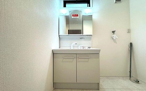 《洗面化粧台》　■使いやすいシャープなデザインの洗面化粧台。