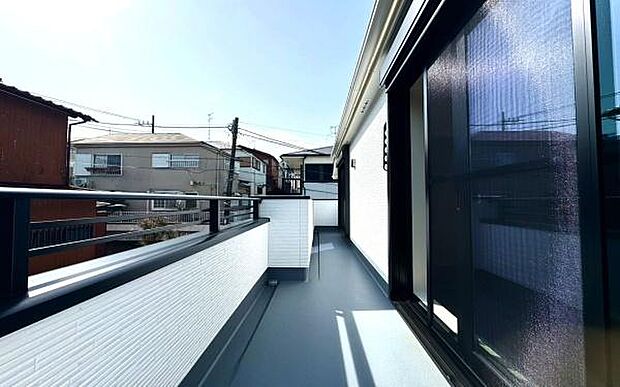 《ルーフバルコニー》　■陽当りも良く、洗濯物も良く乾きそうです。目の前には気持ちの良い青空が広がります。