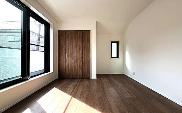 《洋室》　■型にはまらない多才なプライベートルーム。くつろぎの場としてだけでなく、趣味や仕事のパーソナルスペースとしても活躍するゆったりした洋室。落ち着きがあり個の時間をたっぷり楽しめる快適空間です。