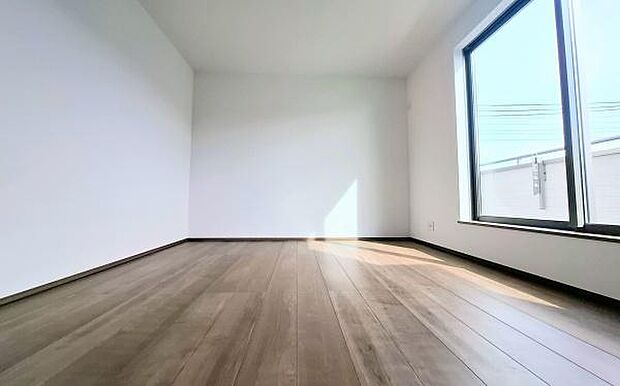 《寝室》 ■朝から日差しいっぱい、早起きしたくなる洋室。ベッドを置いてもゆとりを感じられる。窓からの朝日が心地よい目覚めへと誘います。ゆとりある広さを確保し、心地よいプライベートタイムを演出します。