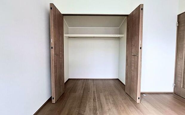 《収納》 ■洋服を機能的に収納できるハンガーパイプのほか、帽子やバッグを置ける枕棚も設置。ゆとりあふれる収納空間です。