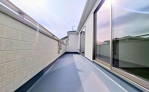 《バルコニー》 ■陽当りも良く、洗濯物も良く乾きそうです。