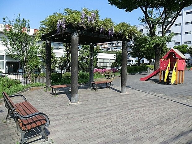 上白根長坂公園まで407m、相鉄線鶴ケ峰駅からバス「長坂」下車徒歩5分