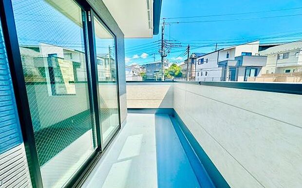 《バルコニー》　■さわやかな風が通り暖かい光がふりそそぐバルコニー