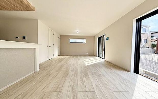 《リビングダイニング》　■ゆとりを感じさせる上質で明るい空間が、住まう人や訪れる人を心地よく迎え入れてくれます。