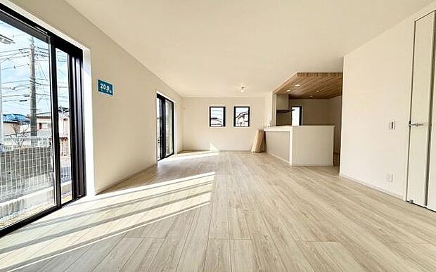 《リビングダイニング》　■豊かな光が照らすこの場所は、たわいもない会話を楽しみ、ゆったりとした時間を過ごす場所。家族の日常が刻まれる大切な空間です。自然光に溢れるこの空間はリフレッシュにピッタリです。