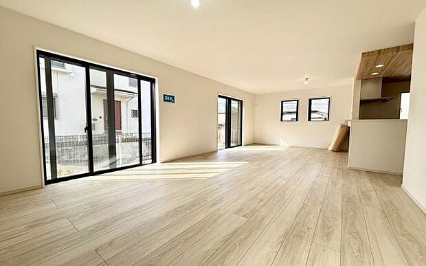 《リビングダイニング》　■開放的で広いリビング。のびのびとくつろげるリビングは、家族のコミュニケーションの場として、みんなが集まる憩いの場所に。