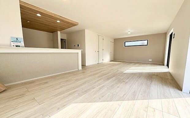 《リビングダイニング》　■上質な時間を育む暮らしのメインステージ。寛ぎとご家族とのコミュニケーションを育む居心地のよい場所。この明るい空間は家族に安らぎを与えて、落ち着いた心地よい空間になるでしょう。