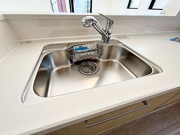 《キッチン》　■ステンレス製シンク。幅と奥行きがありますので、食器洗時のストレスも減りそうです。