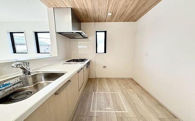 《システムキッチン》　■家族が集う楽しく親子の会話も弾むキッチン。明るく清潔で使い勝手のいいキッチンには、いつも家族の笑顔があふれています。