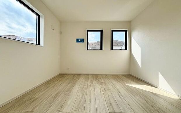 《洋室》　■机とべットを入れても十分な広さ。。お子様の勉強部屋に。