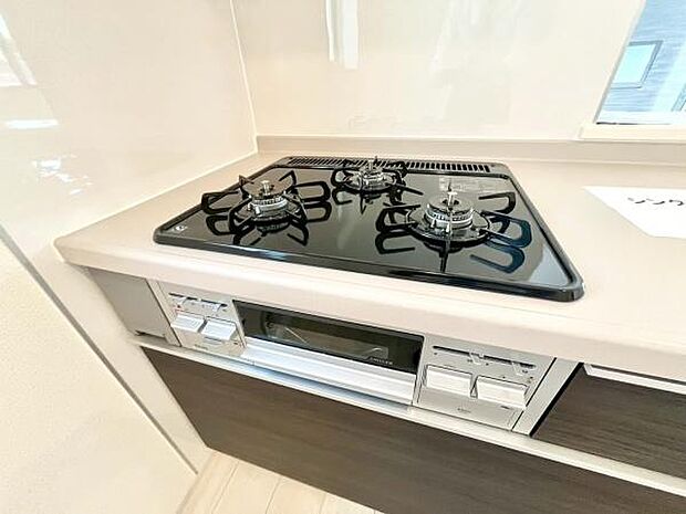 《三口ガスコンロ》 ■毎日料理をする方、家族の分まで作られる方には必須の三口ガスコンロ。同時進行が可能で効率よく、楽しく料理ができます。