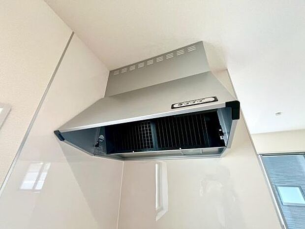 《システムキッチン・レンジフード》　■清潔感あるシルバーで、キッチンをモダンに演出します。