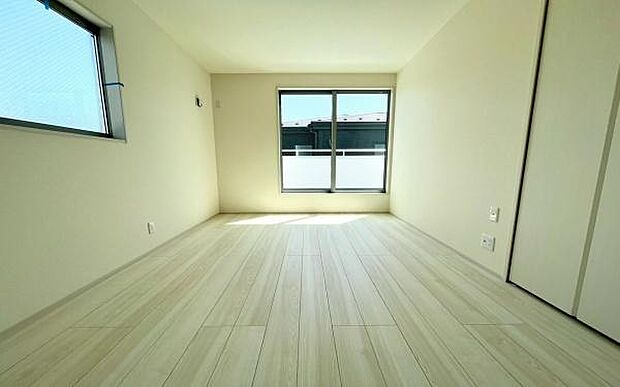 《寝室》　■心地よい眠りへといざなうしっとりと落ち着いた雰囲気の寝室。