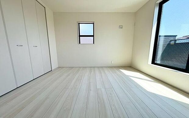 《洋室》　■机とべットを入れても十分な広さ。。お子様の勉強部屋に。