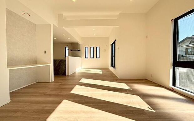 《リビングダイニング》 ■豊かな光が照らすこの場所は、たわいもない会話を楽しみ、ゆったりとした時間を過ごす場所。家族の日常が刻まれる大切な空間です。自然光に溢れるこの空間はリフレッシュにピッタリです。