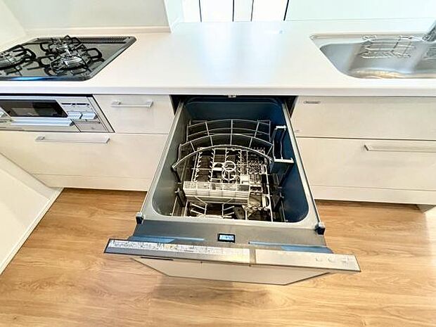 《食器洗い乾燥機》■食事後もゆっくり過ごせる食器洗い乾燥機を設置。手洗いよりもキレイに洗え、節水にもなる主婦の味方です。