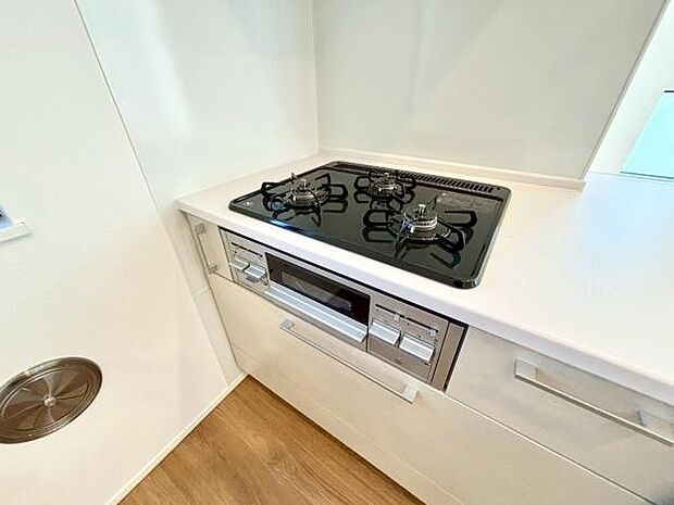 《三口ガスコンロ》 ■毎日料理をする方、家族の分まで作られる方には必須の三口ガスコンロ。同時進行が可能で効率よく、楽しく料理ができます。