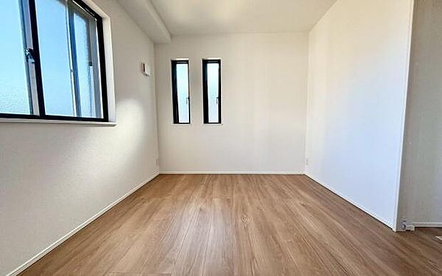 《洋室》 ■机とべットを入れても十分な広さ。。お子様の勉強部屋に。