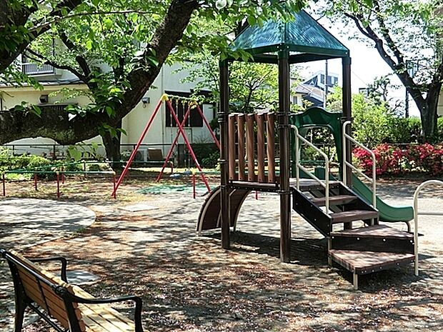 都筑が丘第二公園まで693m、木々の木漏れ日の下で、涼を取る事も出来ます。見通しの良い公園ですので、お子様を安心して遊ばせられます。ベンチがあります。