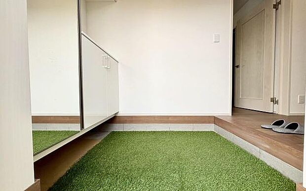 《玄関》　■シューズボックス付きで玄関もスッキリ。