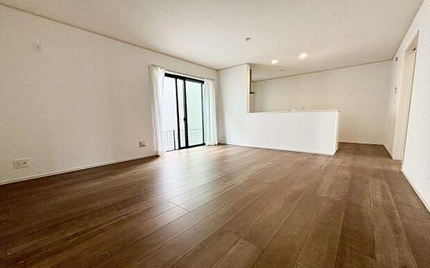 《リビングダイニング》　■ゆとりを感じさせる上質で明るい空間が、住まう人や訪れる人を心地よく迎え入れてくれます。