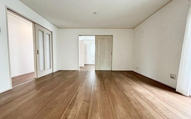 《リビングダイニング》　■開放的で広いリビング。のびのびとくつろげるリビングは、家族のコミュニケーションの場として、みんなが集まる憩いの場所に。