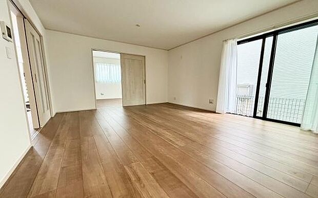 《リビングダイニング》　■豊かな光が照らすこの場所は、たわいもない会話を楽しみ、ゆったりとした時間を過ごす場所。家族の日常が刻まれる大切な空間です。自然光に溢れるこの空間はリフレッシュにピッタリです。