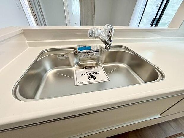 《キッチン》　■ステンレス製シンク。幅と奥行きがありますので、食器洗時のストレスも減りそうです。