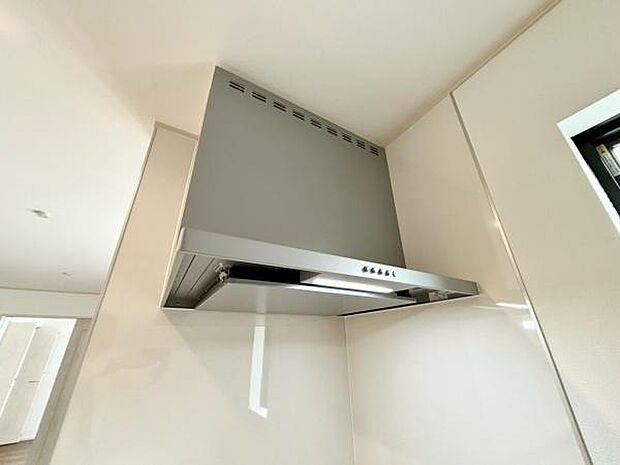《システムキッチン・レンジフード》　■機能美際立つスリムなレンジフードが、キッチンをモダンに演出します。