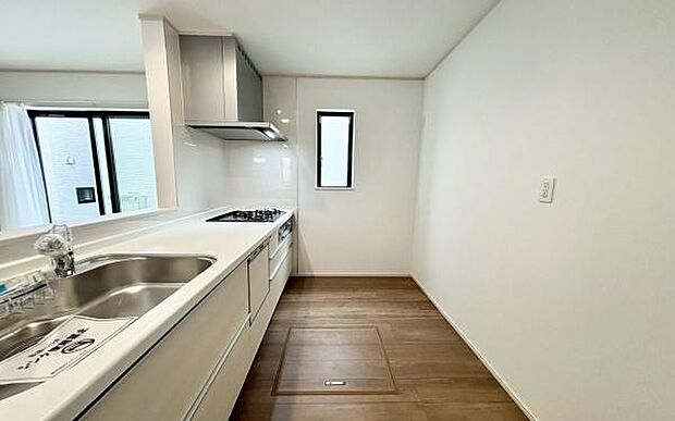 《リビングダイニング》　■会話を楽しみながら食事を味わう。一緒にいる時間が楽しい空間。カフェにいるような気分で毎日を過ごしたい。家族でいる時間を柔らかに包み込むインテリア。