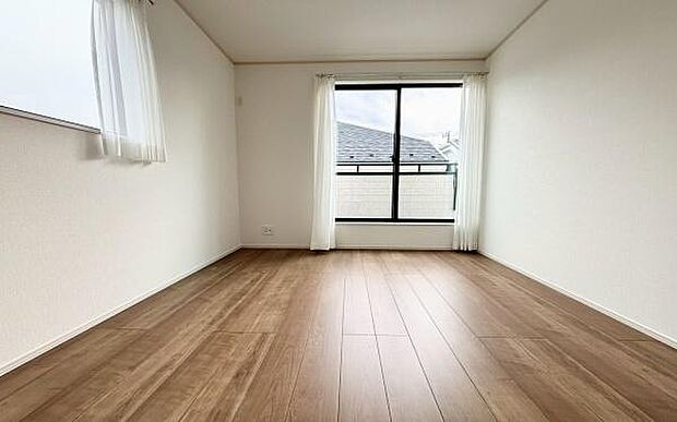 《洋室》　■机とべットを入れても十分な広さ。。お子様の勉強部屋に。