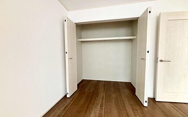 《収納》　■洋服を機能的に収納できるハンガーパイプのほか、帽子やバッグを置ける枕棚も設置。ゆとりあふれる収納空間です。