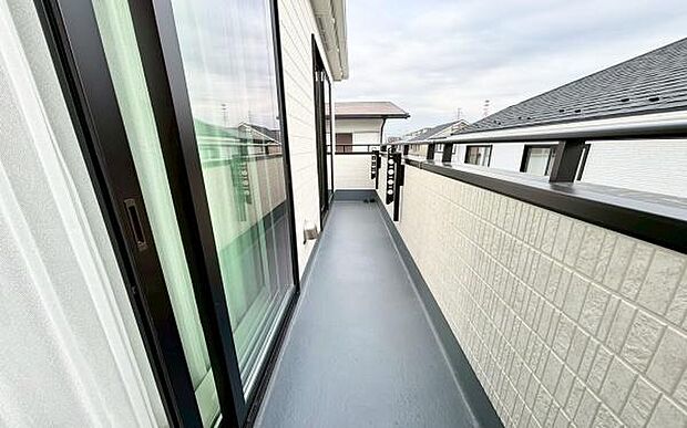 《バルコニー》　■さわやかな風が通り暖かい光がふりそそぐバルコニー