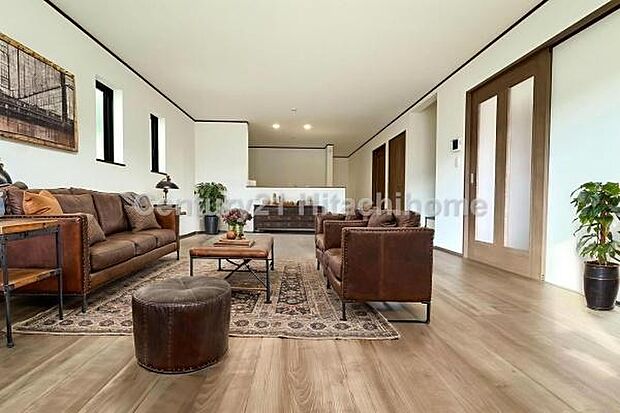 ゆとりを感じさせる上質で明るい空間が、住まう人や訪れる人を心地よく迎え入れてくれます。（本画像家具はCGで作成しており、実際に現地に家具はおかれておりません。また価格に家具は含まれておりません）