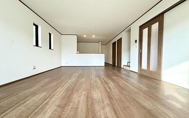 《リビングダイニング》　■ゆとりを感じさせる上質で明るい空間が、住まう人や訪れる人を心地よく迎え入れてくれます。