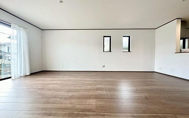 《リビングダイニング》　■豊かな光が照らすこの場所は、たわいもない会話を楽しみ、ゆったりとした時間を過ごす場所。家族の日常が刻まれる大切な空間です。自然光に溢れるこの空間はリフレッシュにピッタリです。