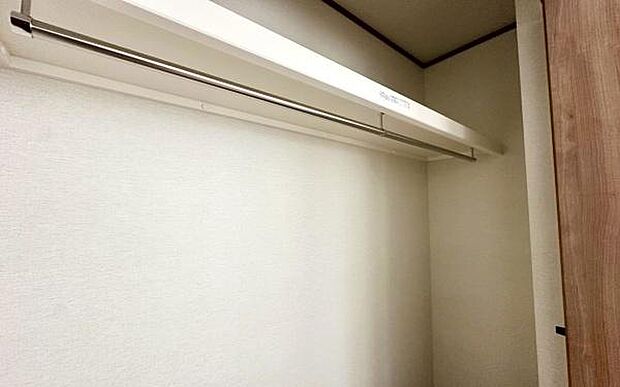 《収納》　■洋服を機能的に収納できるハンガーパイプのほか、帽子やバッグを置ける枕棚も設置。ゆとりあふれる収納空間です。