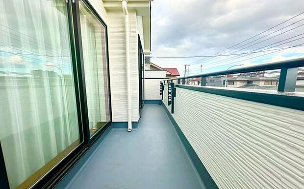 《バルコニー》　■さわやかな風が通り暖かい光がふりそそぐバルコニー