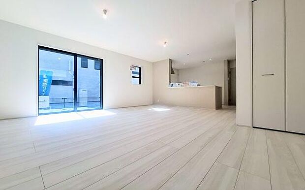 《リビングダイニング》 ■大画面TVも余裕、インテリアプランが考えやすいワイドなリビング。家族がしぜんに集まる広さ、お子様が思わず走り出す大空間。