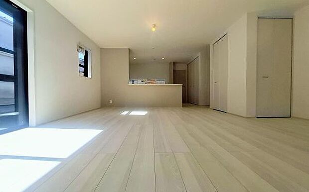 《リビングダイニング》 ■開放的で広いリビング。のびのびとくつろげるリビングは、家族のコミュニケーションの場として、みんなが集まる場所に。