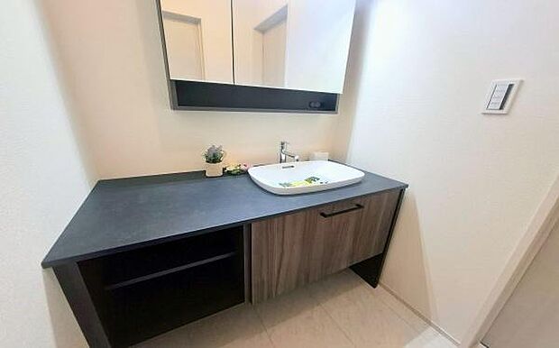 《洗面化粧台》■洗練されたデザインのおしゃれな洗面化粧台。広々とした空間が、贅沢なひとときを演出します。快適さと美しさを兼ね備えた洗面所